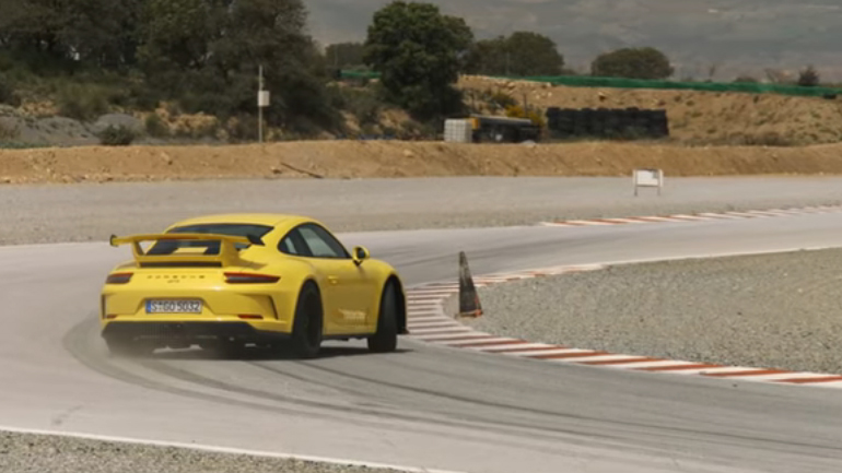 O Walter Rοhrl παραδίδει μαθήματα με την 911 GT3